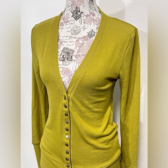 🛍️ ZENANA Apple green snap front cardigan size S. - Picture 2 of 13